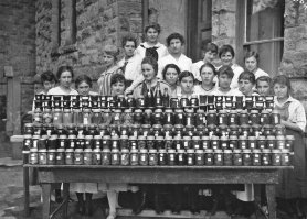 Девочки старших классов выполнили домашнее задание
High School Canning Club with display of canned foods 1917