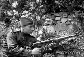 Незаслуженно забыли ППС
В конце 1942 года после сравнительных испытаний на вооружениеРККА принимается пистолет-пулемет конструкции инженера Судаева под обозначением ППС-42. Производство ППС-42, как и его дальнейшей модификации ППС-43 было налажено в осажденном Ленинграде, и всего за годы войны было произведено порядка полумиллиона ППС обеих моделей.После войны ППС широко поставлялся на экспорт про-Советским странам и движением, а также много копировался за рубежом (в том числе в Китае, Северной Корее). ППС-43 нередконазывается лучшим ПП Второй Мировой Войны.