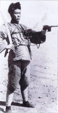 Ну во-первых -- маузер никогда не стрелял на километр ,на такое расстояние была размечена прицельная планка ,это было сделано исключительно в коммерческих целях.
во-вторых дорогими были только первые, "геманские" модели,,, пистолеты "боло" (большевик) произведённые в Испании были не дороже стандартного пистолета того времени.А китайцы выпускали свои маузеры серийно в таких колличествах, что даже смогли частично отказаться от винтовок, вооружив солдат маузерами и дадао