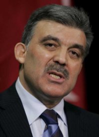 Во первых рисовал он не сам. Рисовал художник,который азиатов в глаза не видел, слонов кстати тоже.
Во-вторых не все азиаты выглядят как степные монголы