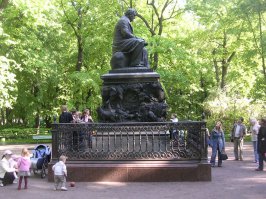 Памятник Крылову на Патриарших прудах