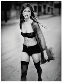 Что у неё там за комочек между ног?