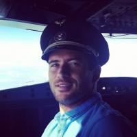 Дилетант, приводящий аргументы из действующих законов против профессионала, который ни одного документа не знает? Вау. Трижды "вау".

А кто вам сказал, что я не имею личного опыта?

Как ни странно, я не тусуюсь на авиару и всего пару раз в жизни запускал симулятор. В нашей компании тоже нехилые репрессии за фото на рабочем месте с персонажами, не имеющими отношения к полётному заданию.

Да и не только в нашей. Можете посмотреть инстаграм Кержакова, фотку приложу. Про репрессии, я думаю, почитаете в ближайшем будущем. Если вы вообще информацию по безопасности полётов регулярно читаете.

Но на форме авиару я не тусуюсь как раз из-за неадекватов, которые по статье из газеты делают выводы о профессионализме пилотов. Которые могут не приводя ни одного официального довода с лёгкостью назвать пилотов дебилами, основываясь на каких-то историях из курилки, а не на документах.

@"Зачем делать их включаемыми, если в правилах с ваших слов всё запрещено?"
Вот это логика), не могу сдержать улыбки. То есть, если что-то сделано включаемым или выключаемым, то это непременно всегда (на любом этапе полёта) можно включать и выключать?

Я вот никак не пойму, почему вы не апеллируете к руководству по эксплуатации? Открыли бы документ, тыкнули бы меня, как "непрофессионала", носом в "букву закона" и дело с концом.

Скажите, а вы вообще какие документы используете в работе?