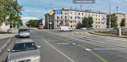 Что-то не вижу там (где переходила женщина) пешеходного перехода... 
Нашел на карте Перми это перекресток. Пешеходный переход находится рядом, а бабуля просто решила срезать.
Ну нарушаешь ты правила, ну убедись, с.ука, в собственной безопасности!!! Надоело жить? Так иди повесься! Зачем ломать жизнь другим людям.