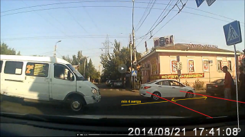 - Я даю определение "остановки" потому, что именно остановку совершила водительница. Перечитай определение. Хотя... не поймешь.
- Водитель должен увидеть затор ЗА ПЕРЕКРЕСТКОМ, т.е. невозможность пересечь перекресток за один цикл включения зеленого сигнала светофора. Из-за таких чурбанов, которые, как собаки Павлова, совершают инстинктивные действия по включению лампочки - выезжают на перекресток только потому, что загорелся зеленый, и случаются заторы и пробки. 
- Таких, которые проезжают перекресток только тогда, когда уверенны ,что не "умрут" на перекрестке, вижу десятками каждый день - это нормально и по ПДД!
- Перекресток зачастую не больше (шире/длиннее) 30 метром. Неужели зрячий водитель не сможет увидеть, что через 30 метров впереди него пробка/затор?
- По поводу ПП: согласно ГОСТ Р 52289-2004 П.6.2.17 стандартная ширина ПП должна быть от 4 до 6 метров. Знаки ставятся справа ПЕРЕД разметкой, слева ПОСЛЕ разметки. Соответственно исходя из расположения знаков, автоледи остановилось четко на ПП.
По поводу компьютеров и людей даже начинать спорить не буду, потому как это бесполезно. Я оперирую законами и нормативными актами, а ты своими рассуждениями, и не хочешь/не можешь вникнуть в определения.
Мой тебе совет: пока не научишься понимать ПДД, законы и другие определения, даже не думай садиться за руль!