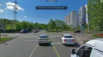 Вот ты в натуре - ДЕБИЛ! Мало того, что ты смысла правил не понимаешь, так ты еще и по геометрии был двоечником!
- По каким законам ты расписываешь? Ты ни одного пункта ПДД, закона или ГОСТа не привел в пример.
- То, что я нарисовал, я смотрел, потому как имею оба глаза с отличным зрением. А вот у тебя, видимо, одна из инвалидностей - по зрению. Там ,где ты нарисовал ПП, его не может быть в априори - там забор (ограждение)! см.изобр.
- Такие ПП есть везде. см.изобр.
- П.13 ПДД ПРОЕЗД перекрестков
13.8. "При включении разрешающего сигнала светофора ВОДИТЕЛЬ обязан уступить дорогу транспортным средствам, завершающим движение через перекресток, и пешеходам, не закончившим переход проезжей части данного направления."
Вернемся к тому, что автоледи не имела право останавливаться на ПП, а в момент включения зеленого пешеходного ехать ей было некуда из-за стоящего впереди Форда. Соответственно, даже если она выехала на перекресток, она не имела права останавливаться на ПП и обязана была пропустить пешеходов.
- Да, я пешеход, когда выхожу из своего авто, как и все автовладельцы. А на такую машину, как у меня, при средней московской зарплате в 30000 ты будешь работать больше 7-ми лет (при условии, что не будешь есть и будешь жить на улице), а если в кредит, то и того больше.
- В приложенном изображении с ЯндексКарт видно затёртые полосы ПП, который расположен, как ты говоришь "перед светофором, и перед знаком".
Чтобы парировать твой срыг глупостей напишу, что фото с Яндекса сделано ДО внесения изменений в ГОСТ Р 52289-2004, согласно которым даже на регулируемых перекрестках ПП обязаны обозначаться знаками 5.19.1/5.19.2, которые на панорамах Яндекса отсутствуют, а на видео уже присутствуют (но на расположение ПП это не влияет!).
- "Эти знаки от которых ты рисуешь ПП обозначают переход на другой стороне перекрестка, как раз авто из которого идет съемка стоит на ПП!" Данные знаки, как и большинство, ставятся ДЛЯ ВОДИТЕЛЕЙ ТС, поэтому и располагаются перпендикулярно(значение этого слова посмотри в инете сам) по отношению к проезжей части. И соответственно указывают на границы того ПП, на котором стоит автоледи. А для рега знак должен стоять, как на противоположной стороне перекрестка.
Исходя из того бреда, который льется из твоего дырявого котелка, делаю вывод, что ты живешь в каком-то поселке, в котором нет ни одного перекрестка и светофора, поэтому и не знаешь, как они могут/должны выглядеть. Также ты являешься инвалидом не только на глаза, но и на голову.
Думал, что получится переубедить тебя, но, исходя из того, что ты инвалид, понял - это невозможно. Прощай!