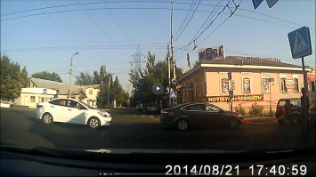 Вот ты в натуре - ДЕБИЛ! Мало того, что ты смысла правил не понимаешь, так ты еще и по геометрии был двоечником!
- По каким законам ты расписываешь? Ты ни одного пункта ПДД, закона или ГОСТа не привел в пример.
- То, что я нарисовал, я смотрел, потому как имею оба глаза с отличным зрением. А вот у тебя, видимо, одна из инвалидностей - по зрению. Там ,где ты нарисовал ПП, его не может быть в априори - там забор (ограждение)! см.изобр.
- Такие ПП есть везде. см.изобр.
- П.13 ПДД ПРОЕЗД перекрестков
13.8. "При включении разрешающего сигнала светофора ВОДИТЕЛЬ обязан уступить дорогу транспортным средствам, завершающим движение через перекресток, и пешеходам, не закончившим переход проезжей части данного направления."
Вернемся к тому, что автоледи не имела право останавливаться на ПП, а в момент включения зеленого пешеходного ехать ей было некуда из-за стоящего впереди Форда. Соответственно, даже если она выехала на перекресток, она не имела права останавливаться на ПП и обязана была пропустить пешеходов.
- Да, я пешеход, когда выхожу из своего авто, как и все автовладельцы. А на такую машину, как у меня, при средней московской зарплате в 30000 ты будешь работать больше 7-ми лет (при условии, что не будешь есть и будешь жить на улице), а если в кредит, то и того больше.
- В приложенном изображении с ЯндексКарт видно затёртые полосы ПП, который расположен, как ты говоришь "перед светофором, и перед знаком".
Чтобы парировать твой срыг глупостей напишу, что фото с Яндекса сделано ДО внесения изменений в ГОСТ Р 52289-2004, согласно которым даже на регулируемых перекрестках ПП обязаны обозначаться знаками 5.19.1/5.19.2, которые на панорамах Яндекса отсутствуют, а на видео уже присутствуют (но на расположение ПП это не влияет!).
- "Эти знаки от которых ты рисуешь ПП обозначают переход на другой стороне перекрестка, как раз авто из которого идет съемка стоит на ПП!" Данные знаки, как и большинство, ставятся ДЛЯ ВОДИТЕЛЕЙ ТС, поэтому и располагаются перпендикулярно(значение этого слова посмотри в инете сам) по отношению к проезжей части. И соответственно указывают на границы того ПП, на котором стоит автоледи. А для рега знак должен стоять, как на противоположной стороне перекрестка.
Исходя из того бреда, который льется из твоего дырявого котелка, делаю вывод, что ты живешь в каком-то поселке, в котором нет ни одного перекрестка и светофора, поэтому и не знаешь, как они могут/должны выглядеть. Также ты являешься инвалидом не только на глаза, но и на голову.
Думал, что получится переубедить тебя, но, исходя из того, что ты инвалид, понял - это невозможно. Прощай!