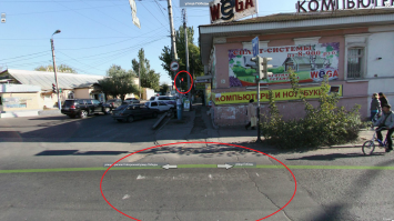 Вот ты в натуре - ДЕБИЛ! Мало того, что ты смысла правил не понимаешь, так ты еще и по геометрии был двоечником!
- По каким законам ты расписываешь? Ты ни одного пункта ПДД, закона или ГОСТа не привел в пример.
- То, что я нарисовал, я смотрел, потому как имею оба глаза с отличным зрением. А вот у тебя, видимо, одна из инвалидностей - по зрению. Там ,где ты нарисовал ПП, его не может быть в априори - там забор (ограждение)! см.изобр.
- Такие ПП есть везде. см.изобр.
- П.13 ПДД ПРОЕЗД перекрестков
13.8. "При включении разрешающего сигнала светофора ВОДИТЕЛЬ обязан уступить дорогу транспортным средствам, завершающим движение через перекресток, и пешеходам, не закончившим переход проезжей части данного направления."
Вернемся к тому, что автоледи не имела право останавливаться на ПП, а в момент включения зеленого пешеходного ехать ей было некуда из-за стоящего впереди Форда. Соответственно, даже если она выехала на перекресток, она не имела права останавливаться на ПП и обязана была пропустить пешеходов.
- Да, я пешеход, когда выхожу из своего авто, как и все автовладельцы. А на такую машину, как у меня, при средней московской зарплате в 30000 ты будешь работать больше 7-ми лет (при условии, что не будешь есть и будешь жить на улице), а если в кредит, то и того больше.
- В приложенном изображении с ЯндексКарт видно затёртые полосы ПП, который расположен, как ты говоришь "перед светофором, и перед знаком".
Чтобы парировать твой срыг глупостей напишу, что фото с Яндекса сделано ДО внесения изменений в ГОСТ Р 52289-2004, согласно которым даже на регулируемых перекрестках ПП обязаны обозначаться знаками 5.19.1/5.19.2, которые на панорамах Яндекса отсутствуют, а на видео уже присутствуют (но на расположение ПП это не влияет!).
- "Эти знаки от которых ты рисуешь ПП обозначают переход на другой стороне перекрестка, как раз авто из которого идет съемка стоит на ПП!" Данные знаки, как и большинство, ставятся ДЛЯ ВОДИТЕЛЕЙ ТС, поэтому и располагаются перпендикулярно(значение этого слова посмотри в инете сам) по отношению к проезжей части. И соответственно указывают на границы того ПП, на котором стоит автоледи. А для рега знак должен стоять, как на противоположной стороне перекрестка.
Исходя из того бреда, который льется из твоего дырявого котелка, делаю вывод, что ты живешь в каком-то поселке, в котором нет ни одного перекрестка и светофора, поэтому и не знаешь, как они могут/должны выглядеть. Также ты являешься инвалидом не только на глаза, но и на голову.
Думал, что получится переубедить тебя, но, исходя из того, что ты инвалид, понял - это невозможно. Прощай!