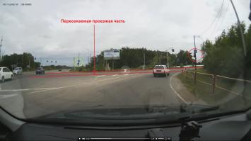 Дмитрий, вы из тех товарищей, кто в ПДД видит знакомые слова, но смысла их до конца не понимает.
На скрине видно, что светофор, перед которым остановился белый автомобиль горит красным, в то время, как первый и последующий (за перекрёстком прямо) горят зеленым. Да и ваша теория про "вялый поток" тут не катит, потому как не может загоревшись зеленый через 2 секунды загореться красный. Т.е. это светофоры разных направлений движения.
Также не обязательно видеть стоп-линию, чтобы правильно остановиться на запрещающий сигнал светофора. Читайте П.6.13 ПДД РФ. И перечитайте, что такое "Проезжая часть".
Можно было бы предположить, что данный светофор относится к потоку движущемуся с левой стороны, а правее его развернул ветер. Но тут идет несходняк с ГОСТом, по которому дублирующий светофор должен висеть СЛЕВА за пересекаемой проезжей частью, т.е. на левой стороне дороги. Вы много приводите в пример Москву. Так вот скажите, где вы видели дублирующий светофор с правой стороны?
Еще один аргумент - пешеходный переход. Светофор висит справа от него, соответственно относится к нему. Также висит дублирующий светофор над ПП.
То, что остальные товарищи игнорируют данный светофор, не говорит об их правоте. В Москве тоже 90% водителей игнорируют знак 2.5 "Движение без остановки запрещено", но это не говорит о том, что его там нет или его существование отменили и забыли снять.