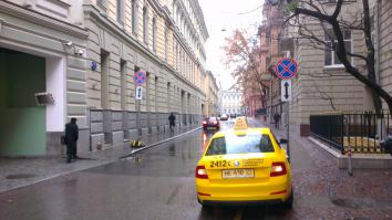 Сегодня я был в этом самом переулке. Как я и говорил, ответственные люди приготовились парировать иски недовольных граждан.