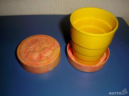 В советское время были такие складные стаканы, вешалки - "турист" назывались. Ничего нового в этом нет, просто подзабыто.