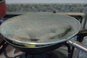 А такую крышку сетчатую от брызг масла использовать не пробовали?