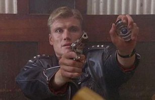 Самое главное забыли про Десертного Ёжика (Desert Eagle). Один из самых культовых киношных пестиков. Причем киношная крутость прямо противоположна его беспотновости. Самая чиздатая сцена, на мой взгляд, из фильма "Большой куш"