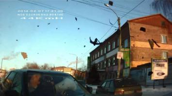 В самом начале моей практики за рулем, езжа по городу не пристегивался, т.к. был 3х дверный ниссан, и тянутся за ремнем было лениво, по трассе пристегивался всегда, но спустя год поумнел и начал пристегиваться независимо от машины всегда и везде, даже в такси.
P.S. Кстати я всегда думал, что лох - это тот, кто не пристегнут)))