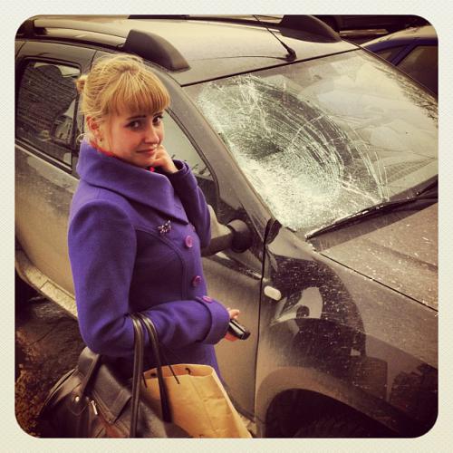 Бывает. Вот машинка подруги. Она оставила ее у прокуратуры, которая находится в здании монастыря с весьма замысловатой крышей. Снега и сосулек не было уже давно, поэтому ничто не предвещало такого подвоха. Где-то среди куполов оттаял большой кусок льда и ударил в самое хреновое место, разбив стекло, помяв стойку, капот, крышу, облицовку салона. Страховка, к счастью была.