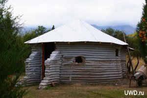 вот это бюджетный дом , а то что в теме - обычный.