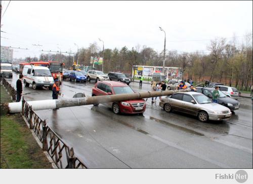 24 апреля в Казани на улице Ершова упал фонарный столб, придавив собой три машины. Чудом никто не пострадал.