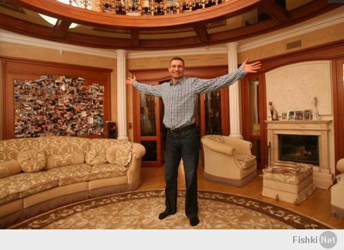 А вот и квартира Виталия Кличко, известнейшего боксера, чемпиона мира в разных категориях. Кроме того, Кличко — лидер партии «Удар», один из лидеров оппозиции (во всяком случае, так пишут новости), и народный депутат Украины.