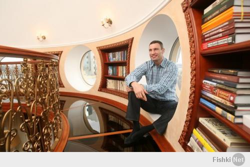 А вот и квартира Виталия Кличко, известнейшего боксера, чемпиона мира в разных категориях. Кроме того, Кличко — лидер партии «Удар», один из лидеров оппозиции (во всяком случае, так пишут новости), и народный депутат Украины.