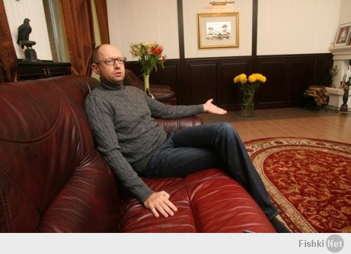 еще один небольшой обзор — на этот раз дома Яценюка А.П., экс-спикера Верховной Рады, экс-банкира, одного из лидеров оппозиции. Стоит учесть, что Яценюк — официальный миллионер, деньги он заработал еще в бытность свою банкиром. Интересно то, что его дом расположен по соседству с домом Януковича, резиденцией «Межигорье». Здоровались ли по утрам соседи?