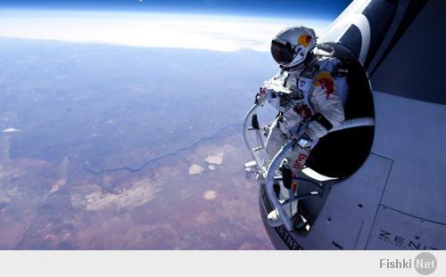 а-аа. вот они зачем тренировались... где стратосфера, там уже и до космоса рукой подать