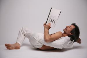 Родился он в 1964 году в Дагестане и с детства был пастухом. После армии увлекся йогой в которой достиг определенных успехов и в скором времени устроился на работу в Госцирк. С 1995 года стал выступать с пластическими номерами в перерывах на соревнованиях по кикбоксингу, где и был случайно замечен Жан-Клодом Ван Даммом.

С тех самых пор к нему пришла слава - международная. С 1996 года он носит титул "самого гибкого мужчины Европы". В данный момент его тренировки посещают Деми Мур, Мадонна и Памела Андерсон.

Мухтара часто называют "Гуддини наших дней", хотя сам Гудини был скорее фокусником и шоуменом.

Мухтар имеет в своем репертуаре 120 трюков, которые обычный человек повторить фактически не в состоянии.