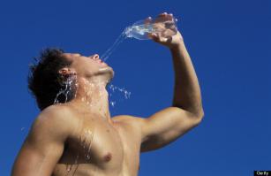 Девушки, когда вы научитесь пить из бутылки? 