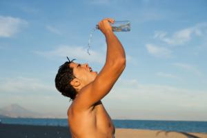 Этот вратарь, наверное.