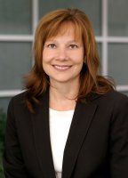 Из того, что удалось нарыть.
1) Женщина справа - президент Чили Мишель Бачелет. 

2) Модель с гнездом и крыльями на голове - дизайн английского кутюрье Ли Александра Макквина, который покончил жизнь самоубийством (но это не было подтверждено. Скорее всего его грохнули). Вот оригинал фотографии:

3) Полицейский с поднятыми руками и в маске - из Китая.
Вот оригинальная фотка и статья:

Скорее всего в Китае устроят какую-то химическую атаку. Вообще, все персонажи, стоящий за Си Цзиньпином, мне кажется, надо трактовать как проблемы Китая, которые возникнут в 2015. Среди них, как уже раньше было сказано, партнёрские отношения с Мьянмой. На их уровне мужик в шлеме, как какой-то кибер-наблюдатель. Дальше химическая атака и террористы. Возможно, Китаю в этом году будет несладко. Им же уже пытались устроить "майдан" в 2014м, но не прокатило. Видать, в этом году за Китай возьмутся вплотную.  
4) Женщина над правым плечом Путина - Мэри Барра. Вот оригинальная фотка:

Она является главным исполнительным директором компании "General Motors". Почему рядом с Путиным? Мысли есть? 
5) Картина Леонардо Да Винчи называется "‪Прекрасная Ферроньера‬". По истории, она была любовницей герцога миланского. 
Там интересная история, вы можете почитать. 
Интрига про сифилис, смерть короля и измены.
Но, судя по тому, что она выходит из песка под Кэмероном, то для меня это выглядит, как какая-то грязная раскопанная история, связанная с любовными похождениями или венерическими болезнями. Я так вижу.
Пока всё.