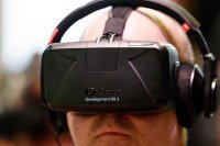 Мужик в шлеме, смотрящий на Обаму

- это реклама нового изобретения Samsung Gear VR.

По-моему тут намёк на новые технологии, связанные с виртуальной реальностью. Видать, в 2015м у всез будет либо очки Гугл Гласс, либо такие шлемы. 
Почему он между США и Китаем, но ближе к Китаю? А фиг его знает. Наверное потому, что именно там находится производитель (Южная Корея).