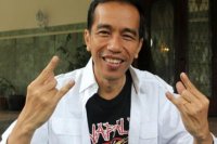 А за Гудлак Джонатоном у нас Джоко Видодо- президент Индонезии. 100% он. Узнала по родинке на правой щеке.