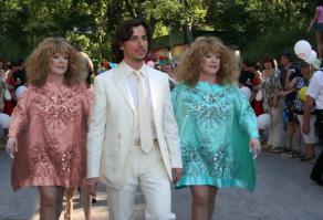 Мужчина живет с сестрами-близнецами