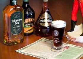 Кофе по-ирландски

ирландского виски - 45 мл  
 сахара - 1 - 1/2 чайные ложки 
 крепкий черный кофе 
 сливок - 50 мл.

Прогреть бокал на широкой ножке или стакан емкостью 300 мл. Влить туда 200 мл горячего черного кофе. Добавить сахар и помешивать напиток, пока сахар не растворится. Добавить виски, влить густые сливки по лезвию ножа, чтобы сверху образовался слой сливок.