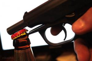 Ставим пистолет на затворную задержку,захватываем пробку и пистолет за рукоятку вверх и все - бутылка открыта