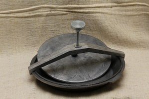 Цыплёнок тапака́ (груз. წიწილა ტაბაკა «цицила тапака» от названия грузинской сковороды, в которой его готовят — популярное в России блюдо закавказской кухни. Представляет собой цыплёнка, зажаренного с чесноком, перцем и пряностями в местной разновидности сковороды с крышкой.