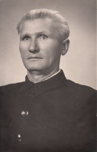 А это мой Дед... Носил френч, редко одевал награды. Считал это лишним( с его точки зрения ). Его, как более 35 лет уже нет на этом свете. Есть его фото и фото его фронтовых друзей с их посланием ...