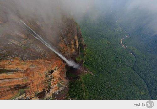 Самый высокий водопад в мире находится в Венесуэле и носит гордое название Angel Waterfall- Ангельский водопад. Его высота составляет почти километр – 979 метров.
Завораживающий вид!