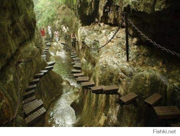 Лестница на горе Taihang в провинции Шаньси, Китай.