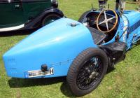 Я конечно извиняюсь, но у Bugatti type-37, если конечно именно на нем погибла Айседора Дункан, всего два места, сзади огромный бензобак, т.к. расход топлива как у парохода. Куда, здесь могла сесть Айседора на заднее сиденье?