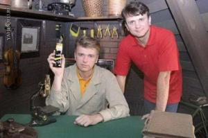 1 берем пластиковую бутылку.2 берем клей момент.3 берем карандаши.