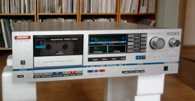 Без этого - никуда!
МП - "Вега МП-120-стерео".  Бердское ПО "Вега".   Выпуск с 1986 года. 
- 
''Вега МП-120-стерео'' - кассетный стереофонический магнитофон-прис 
тавка.  Он предназначен для записи высококачественных фонограмм 
на магнитную ленту и их воспроизведения  через головные телефоны 
или внешнее УКУ с АС. В модели применено псевдосенсорное управ
ление режимами работ, имеется автостоп, электронный счетчик расхо 
да ленты, компандерный шумоподавитель, программатор для воспро 
изведения заранее выбранных фрагментов,  с индикацией их номера, 
есть режим Обзор.  В МП применена сендастовая магнитная головка. 
Коэффициент детонации 0,15%. Рабочий диапазон частот на ленте Fe 
40..14000, Cr 31,5..16000 Гц. Уровень шумов и помех в канале записи
и воспроизведения -56 дБ.  Габариты МП 430х320х120 мм, вес 7,5 кг.