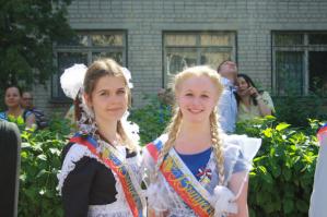 Сейчас на последний звонок девчонки всеми правдами и неправдами находят старую школьную форму и прекрасно в ней смотрятся.