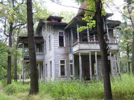 Лагеря под Воронежем в таком же состоянии. В некоторых живут гастарбайтеры, а какие совсем развалились.