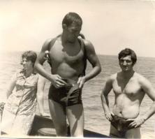 В Баку на Зыхе была база боевых пловцов. Я работал судовым радистом и мы базировались недалеко от них. В то время я увлекался подводным плаванием и меня очень заинтересовали странные торпеды, лежащие на берегу на территории этой части. Тщательно рассмотрев все подходы в морской бинокль, я ночью решил туда сплавать в гидрокостюме. Это оказались не торпеды, а подводные буксировщики не двоих пловцов. На берегу стояли автоматические пушки под бронеколпаками, а по берегу бегала здоровенная овчарка, которая, приняв меня за своего, стала со мной играть. Только спустя много лет узнал, что это была база морского спецназа. То, что я тогда не попался, объясняю нашим <span style='color:gray'>[мат]</span>.