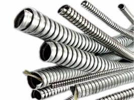 Видимо репортаж вели по фотографиям. На фото не "гибкая пружина дверного доводчика", а гибкая кабель-труба для защиты электропроводки и рядом валяются дроссели от неоновых ламп.