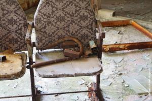 Видимо репортаж вели по фотографиям. На фото не "гибкая пружина дверного доводчика", а гибкая кабель-труба для защиты электропроводки и рядом валяются дроссели от неоновых ламп.