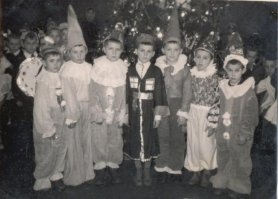 Дед Мороз обещал тому, кто стишок расскажет - подарок. Я рассказал и получил, а потом, оказалось, что подарки получили ВСЕ!!! (родители оплатили) До сих пор обидно...
Я - второй слева