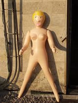 Кто-то среди ВЕЩЕЙ в первую очередь собрался спасти свою жену, я так понял эту?