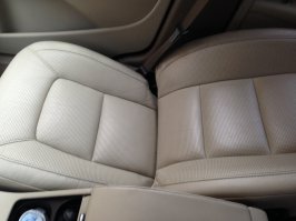 Вот у меня кожаный салон. Но он перфорированный))). Так что особо сильно не помочишь, так как всё уходит в перфорацию, а под ней система охлаждения сидений, которая легко выйдет из строя. Вот и приходится чистить только пеной. Вот и результаты работы такого пенного спрея.  На переднем сидении - видна разница между отчищенной подушкой сидения и нетронутой пока спинкой сидения.