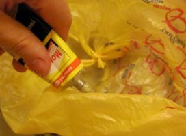 Можно клей хранить в пакете..